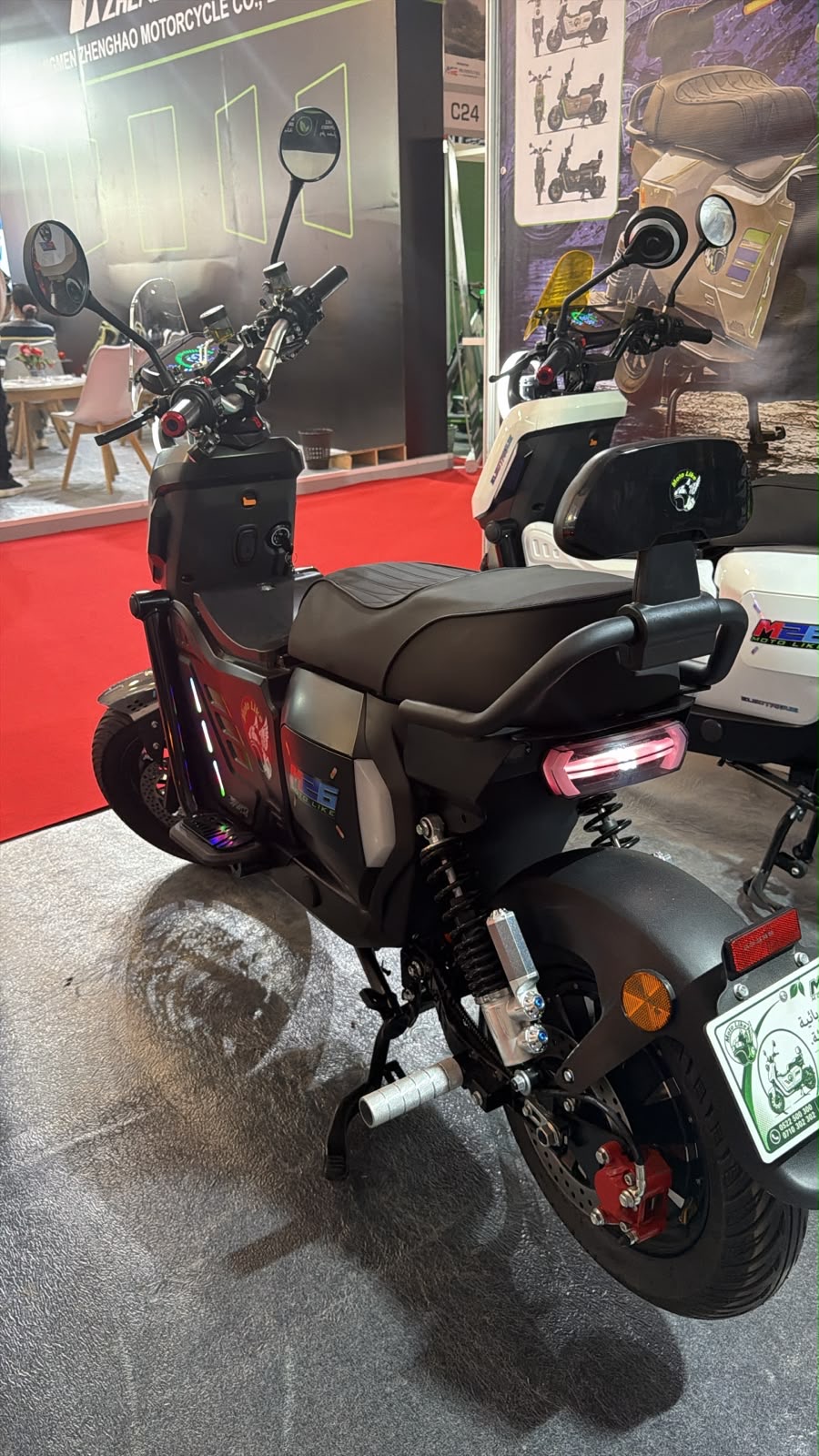 Scooter électrique Moto Like M26 noir, vue arrière trois quarts avec dosseret passager et feu LED